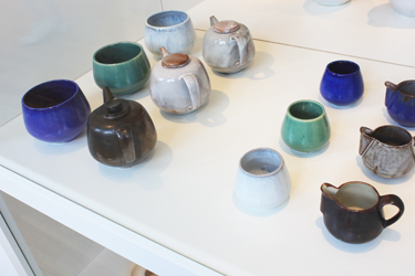 Dieselbe Grundform für eine Schale und eine Kanne, Keramik von Lore Kramer in der Ausstellung des museumangewandtekunst Frankfurt am Main, Foto von Kirsten Kötter